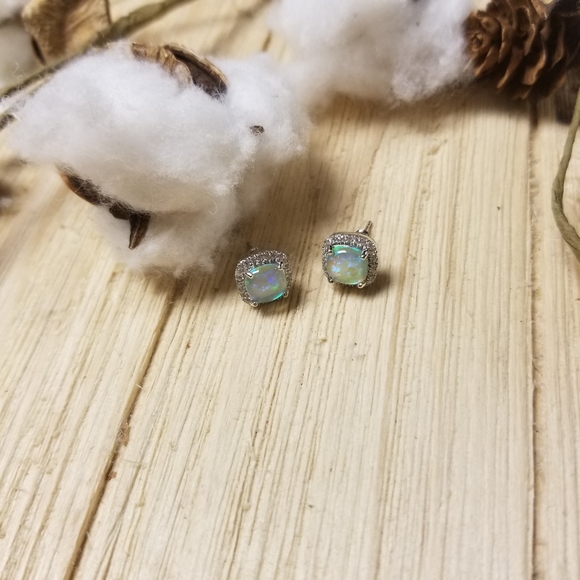 🌋🌋HOST PICK🌋🌋 Light Green GenuineOpal Cushion Cut Earrings in SILVER plating - Picture 6 of 13